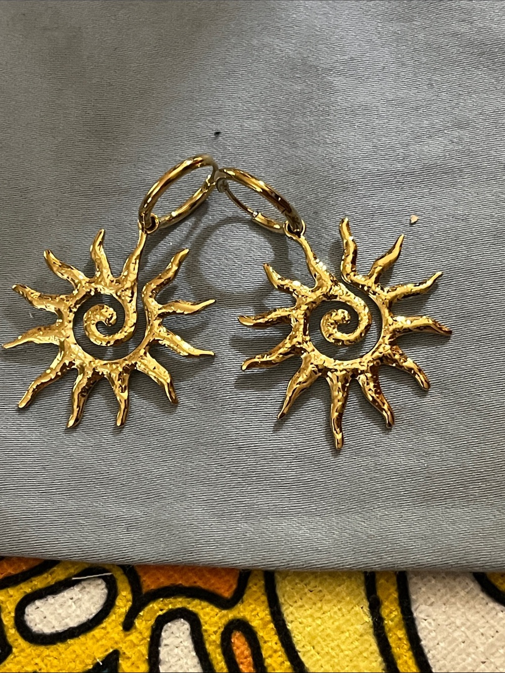 #60 NWOT Large Goldtone Sunburst on Hoop Drop Earrings